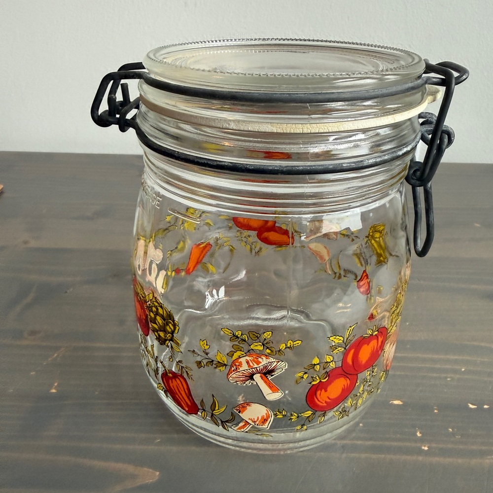 Vintage ARC hinged lid glass jar
Spice of life pattern